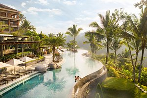 Jasa Taman Resort Tropis